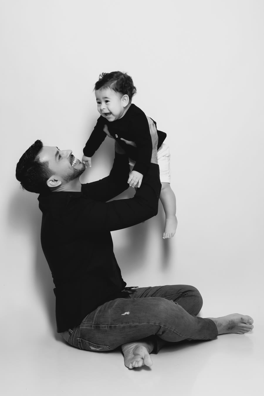 Pai e filho, momento emotivo em preto e branco