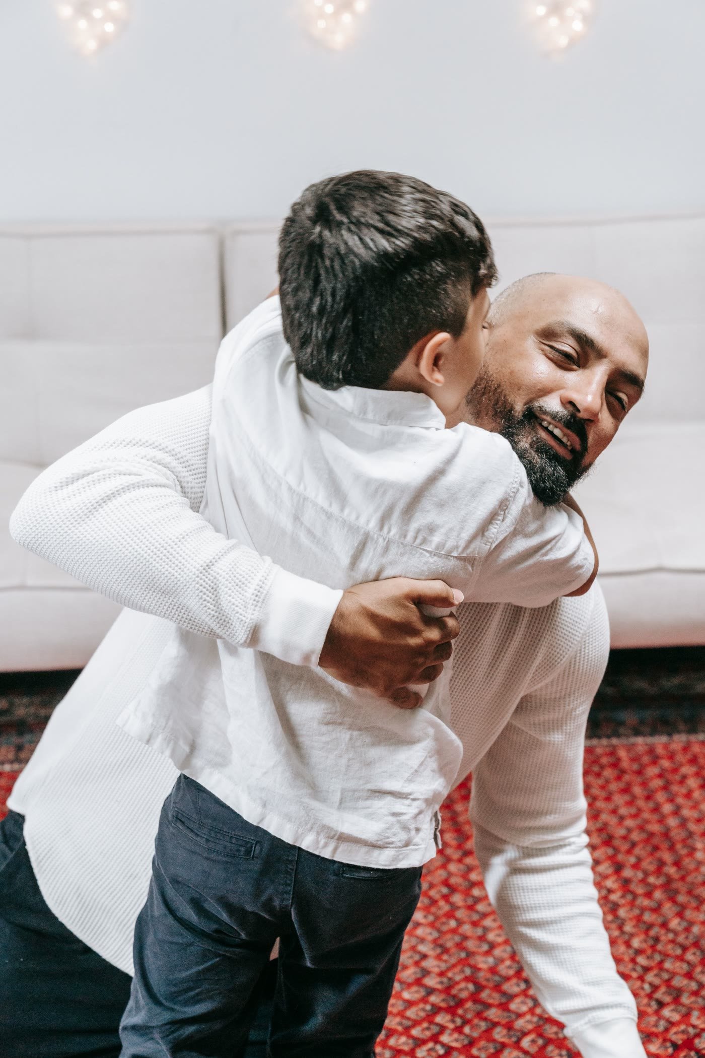 Pai e filho se abraçando